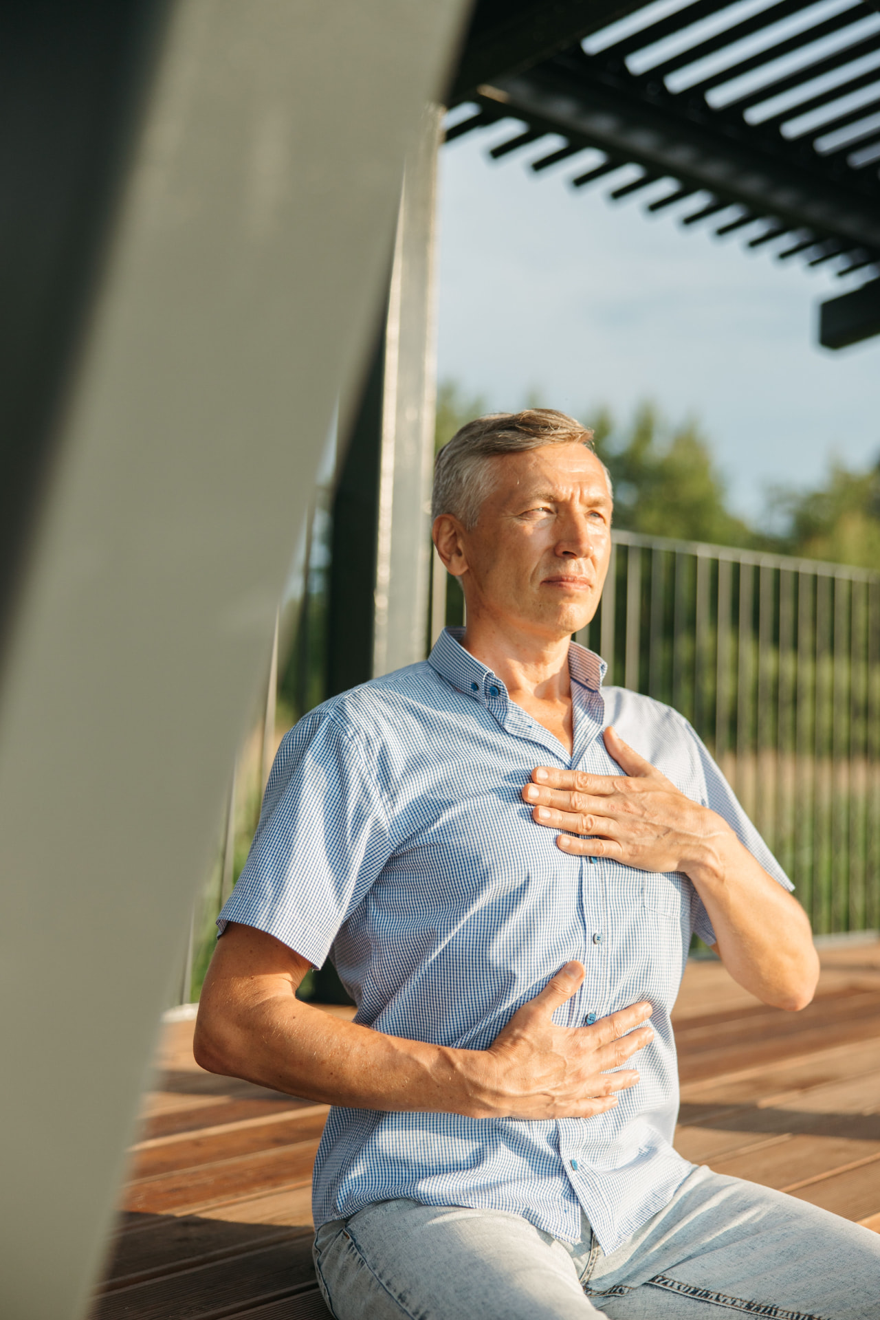 Activation du transverse allongé sur le dos, guidée par un coach sportif à Sète