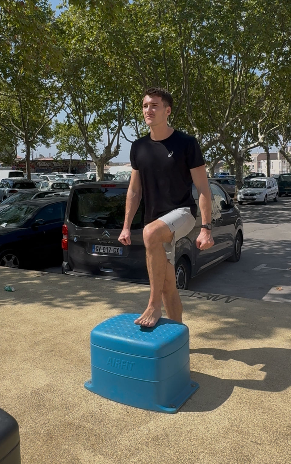 Montée sur step : un pied posé sur une marche stable, poussée contrôlée
