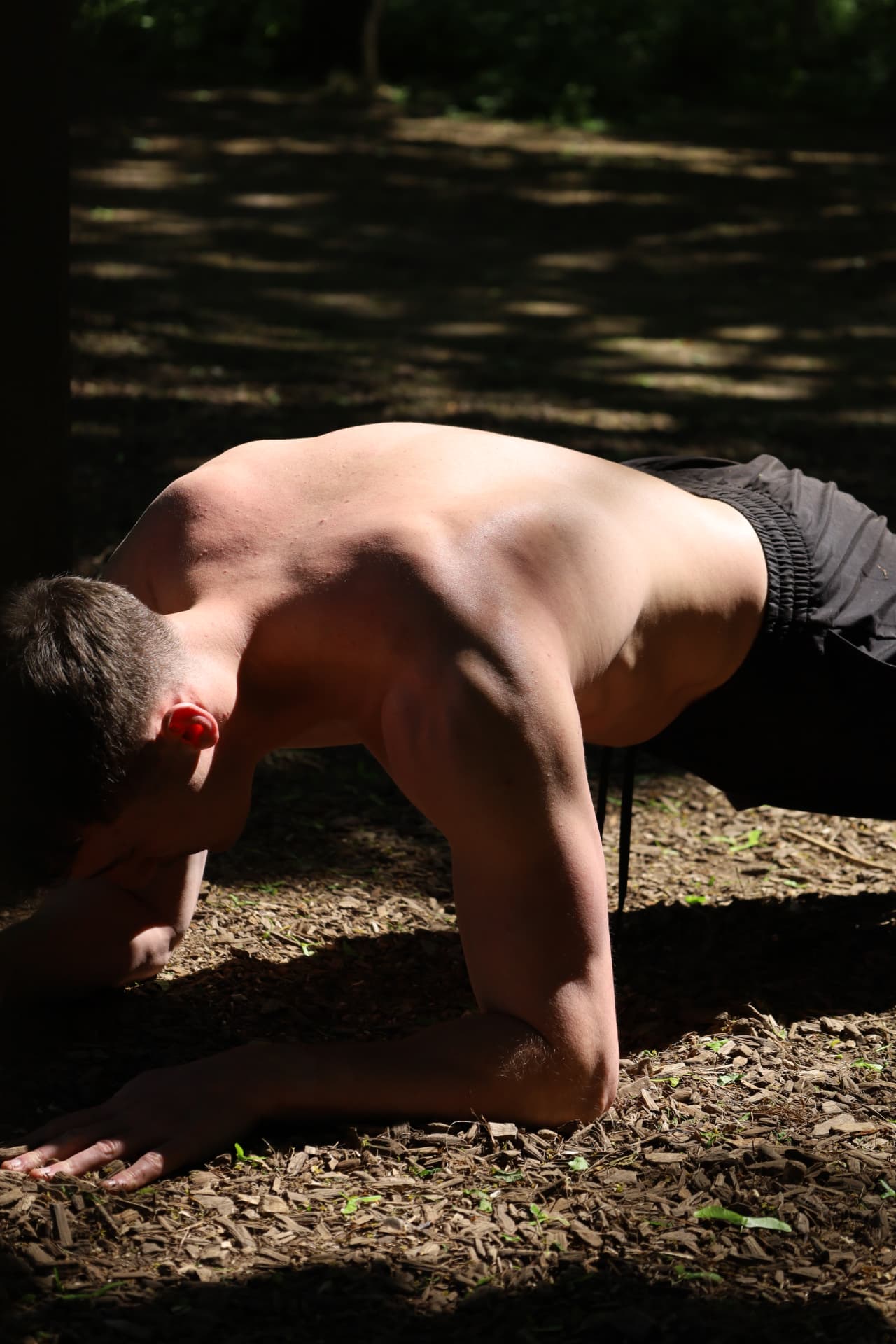 Planche frontale alignée de la tête aux talons, coaching sportif à Sète