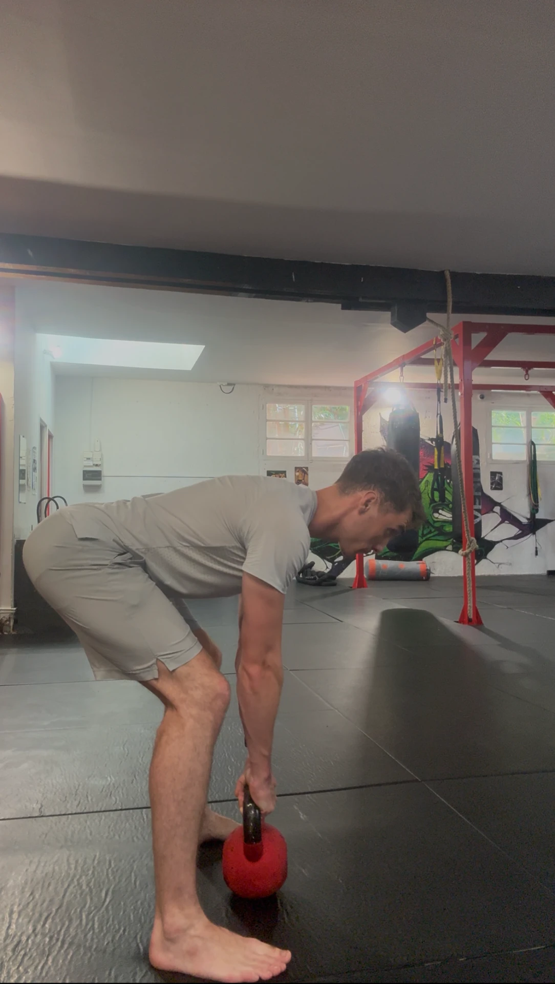 Charnière de hanche : position basse, dos long, kettlebell au sol