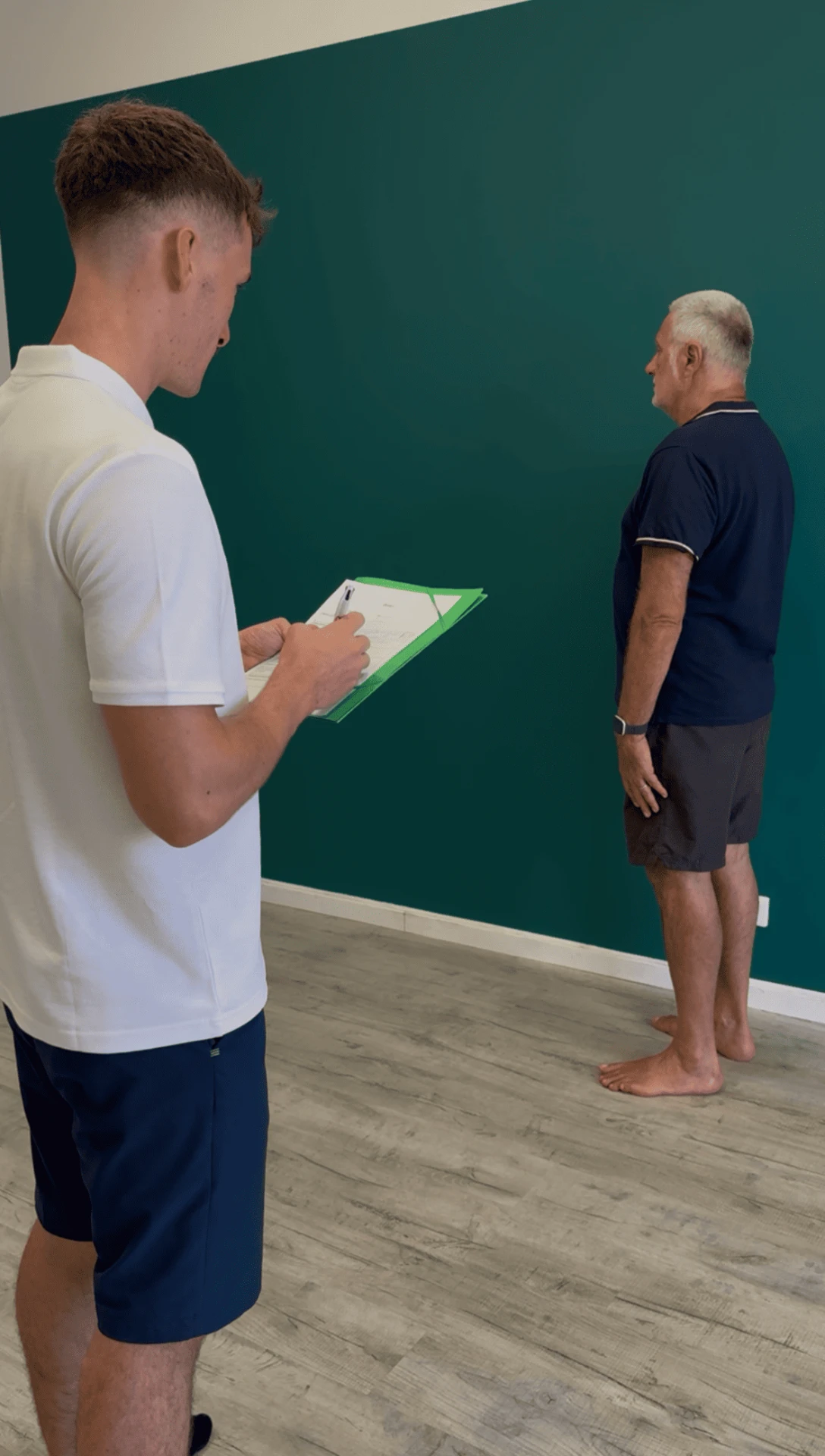 Gabriel Robert observe la posture d'un client pendant un bilan sportif à Sète
